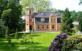 Ferienwohnung im Gutshof Direkt gegenüber dem Schloss, Rhododendronpark mit Terrasse und WLAN